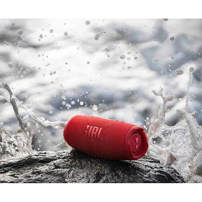اسپیکر JBL Charge 5 با طراحی ضدآب، بدنه مقاوم و صدای باس‌دار حرفه‌ای مناسب سفر و طبیعت